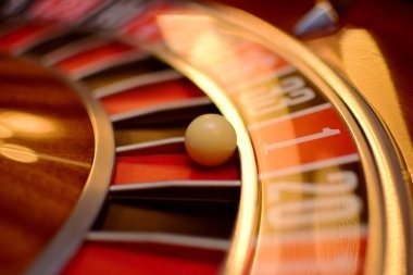 Live Casino Hold'em table interface on hore menang showing dealer cards and betting controls