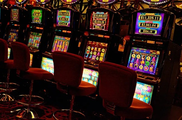 Multi-camera live dealer studio for Casino Hold'em on hore menang